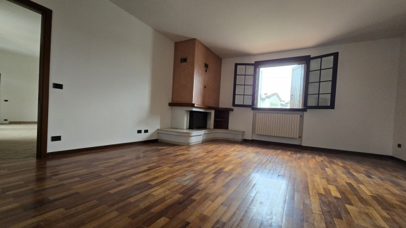 Proponiamo a Solesino bifamiliare in orizzontale di ampie metrature con garage doppio.

L'abitazi...