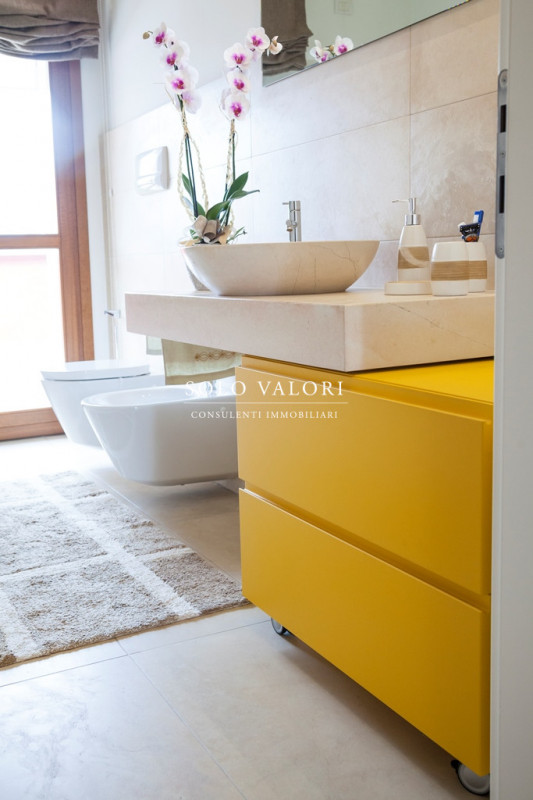 Rif. A239 (per info 392 6956333 Nada)

Proponiamo in vendita un elegante appartamento situato al ...