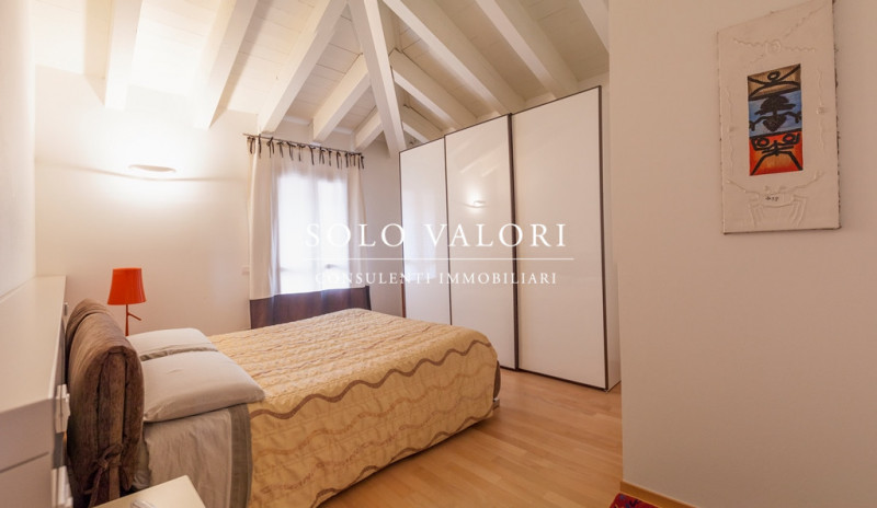 Rif. A239 (per info 392 6956333 Nada)

Proponiamo in vendita un elegante appartamento situato al ...