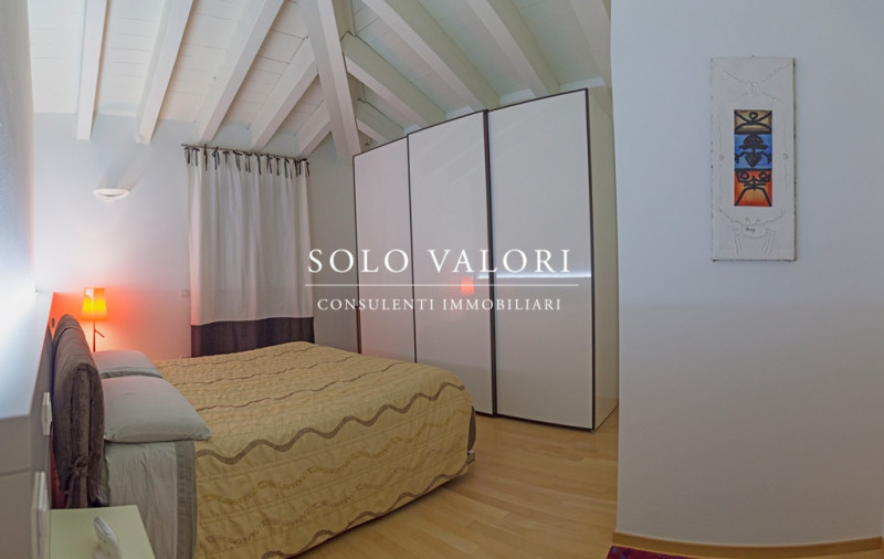 Rif. A239 (per info 392 6956333 Nada)

Proponiamo in vendita un elegante appartamento situato al ...