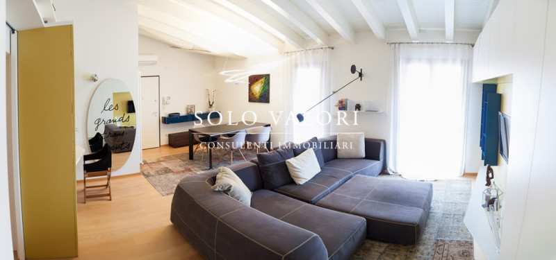 Rif. A239 (per info 392 6956333 Nada)

Proponiamo in vendita un elegante appartamento situato al ...