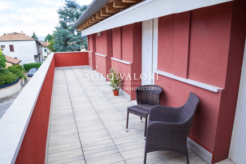 Rif. A239 (per info 392 6956333 Nada)

Proponiamo in vendita un elegante appartamento situato al ...