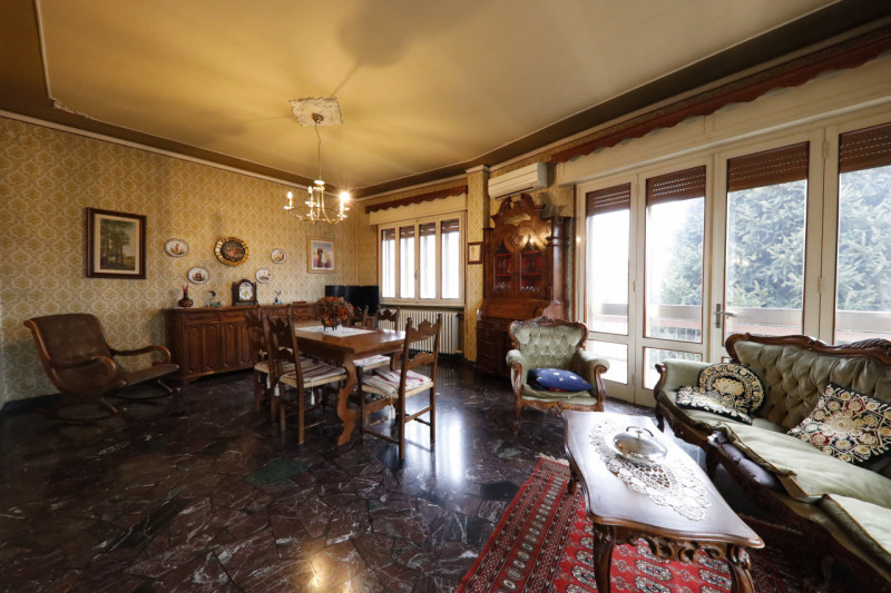 COMPOSIZIONE:
Proponiamo in vendita Villetta singola con giardino e garage di pertinenza. L'abita...