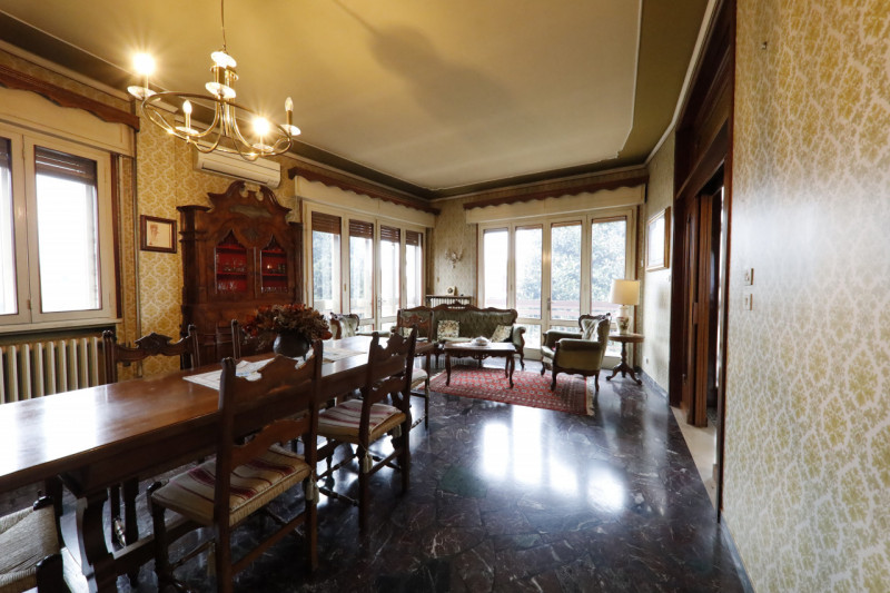 COMPOSIZIONE:
Proponiamo in vendita Villetta singola con giardino e garage di pertinenza. L'abita...