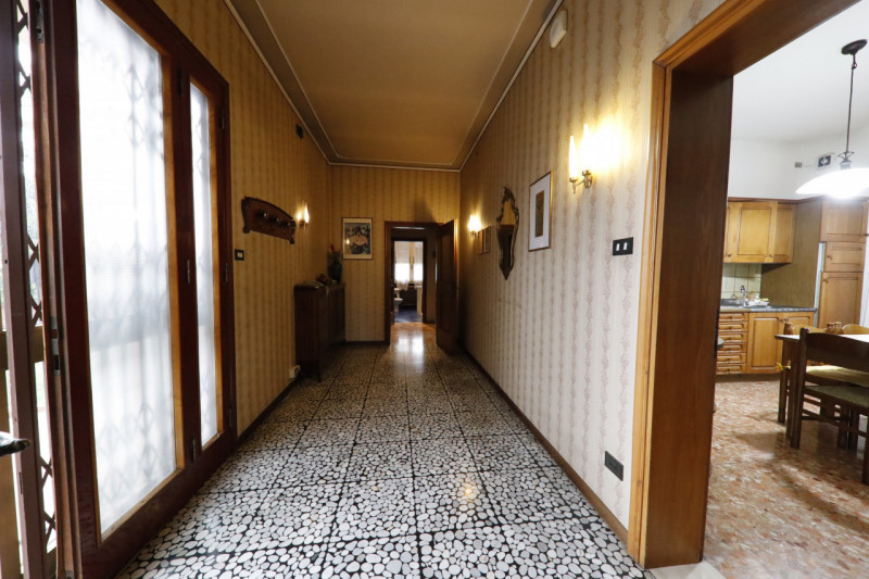 COMPOSIZIONE:
Proponiamo in vendita Villetta singola con giardino e garage di pertinenza. L'abita...