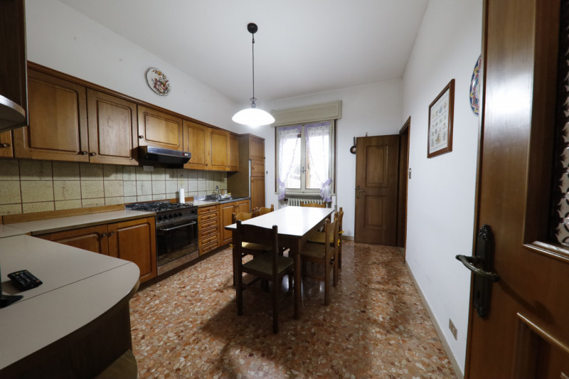 COMPOSIZIONE:
Proponiamo in vendita Villetta singola con giardino e garage di pertinenza. L'abita...