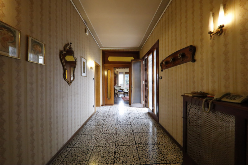 COMPOSIZIONE:
Proponiamo in vendita Villetta singola con giardino e garage di pertinenza. L'abita...