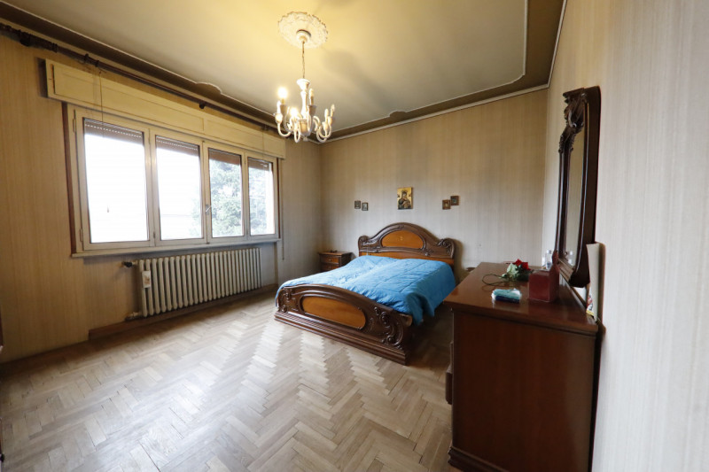 COMPOSIZIONE:
Proponiamo in vendita Villetta singola con giardino e garage di pertinenza. L'abita...