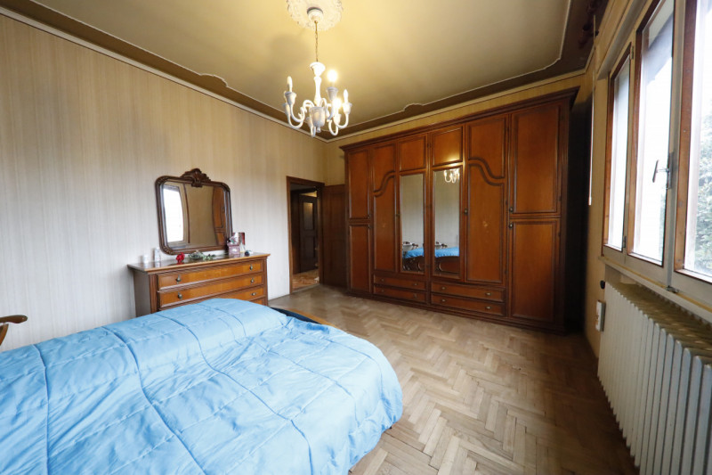 COMPOSIZIONE:
Proponiamo in vendita Villetta singola con giardino e garage di pertinenza. L'abita...