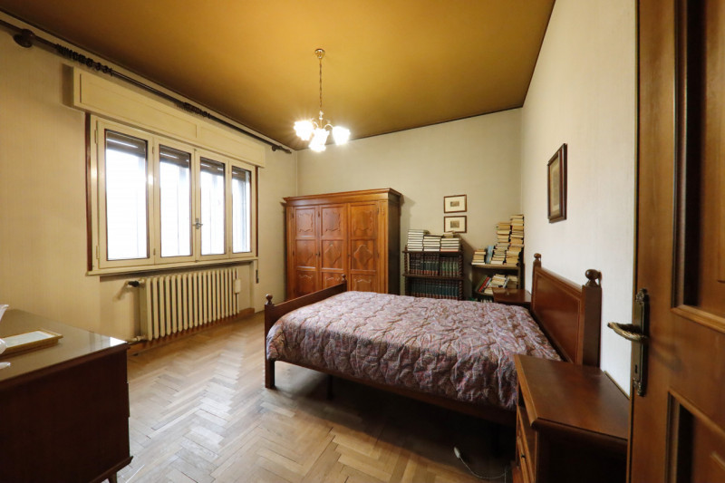 COMPOSIZIONE:
Proponiamo in vendita Villetta singola con giardino e garage di pertinenza. L'abita...