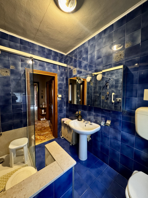 COMPOSIZIONE:
Proponiamo in vendita Villetta singola con giardino e garage di pertinenza. L'abita...