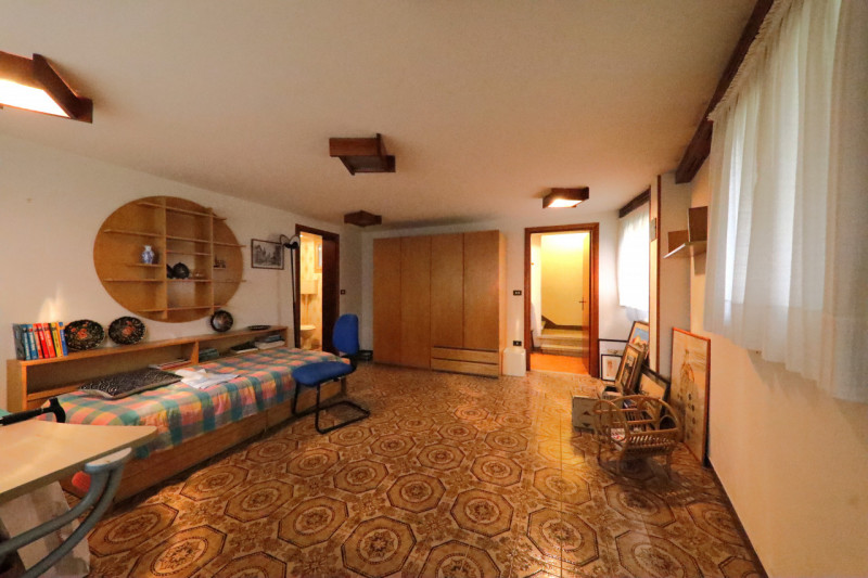 COMPOSIZIONE:
Proponiamo in vendita Villetta singola con giardino e garage di pertinenza. L'abita...