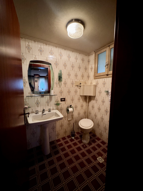 COMPOSIZIONE:
Proponiamo in vendita Villetta singola con giardino e garage di pertinenza. L'abita...