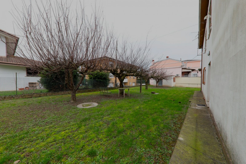 COMPOSIZIONE:
Proponiamo in vendita Villetta singola con giardino e garage di pertinenza. L'abita...