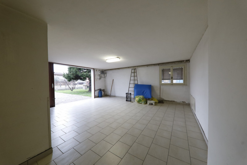 COMPOSIZIONE:
Proponiamo in vendita Villetta singola con giardino e garage di pertinenza. L'abita...