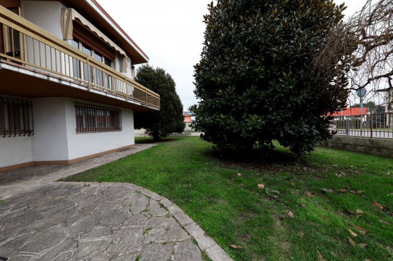 COMPOSIZIONE:
Proponiamo in vendita Villetta singola con giardino e garage di pertinenza. L'abita...