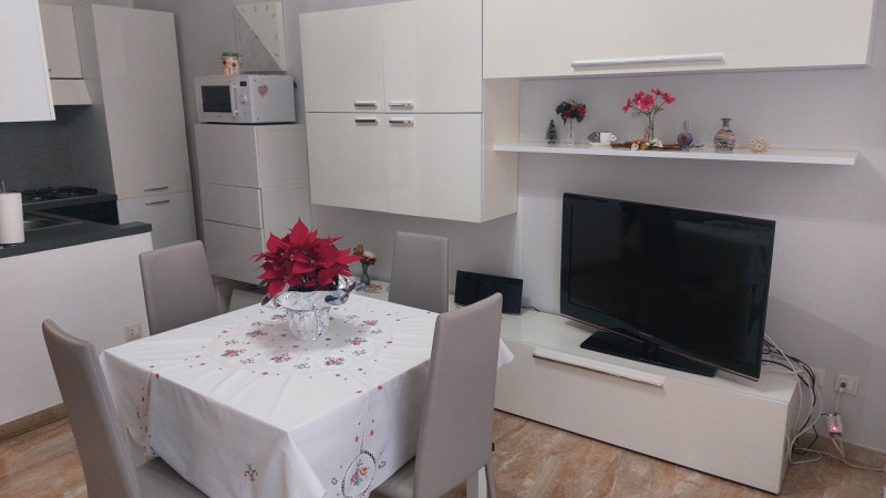 In zona interna al quartiere proponiamo luminoso appartamento al primo piano composto da soggiorn...