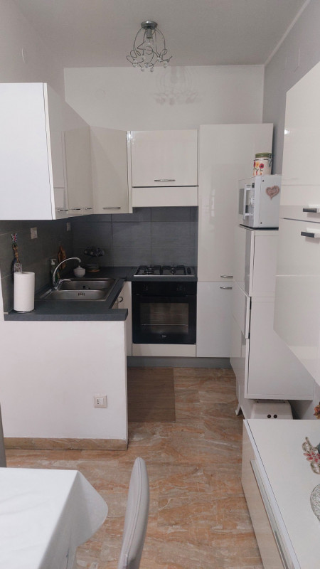 In zona interna al quartiere proponiamo luminoso appartamento al primo piano composto da soggiorn...