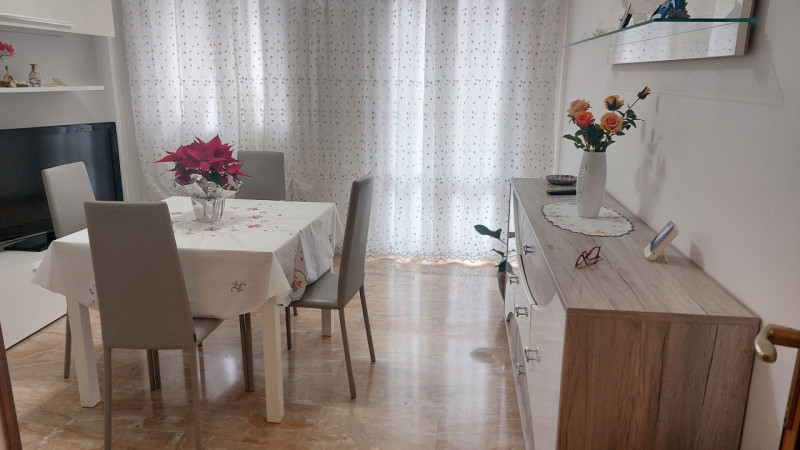 In zona interna al quartiere proponiamo luminoso appartamento al primo piano composto da soggiorn...