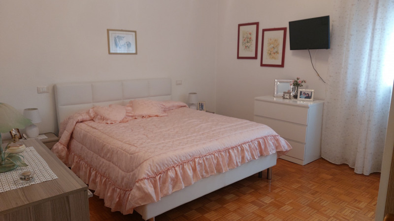 In zona interna al quartiere proponiamo luminoso appartamento al primo piano composto da soggiorn...