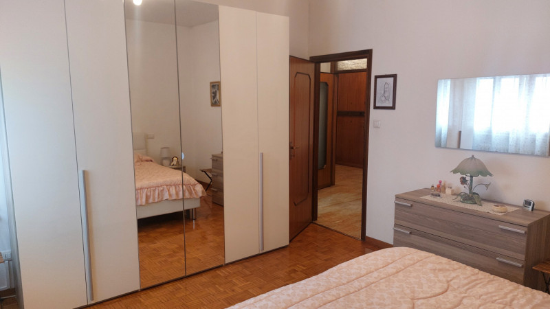 In zona interna al quartiere proponiamo luminoso appartamento al primo piano composto da soggiorn...