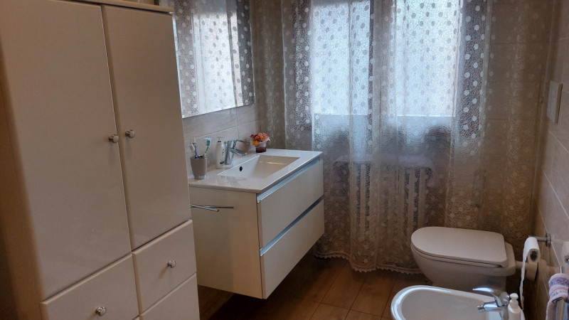 In zona interna al quartiere proponiamo luminoso appartamento al primo piano composto da soggiorn...