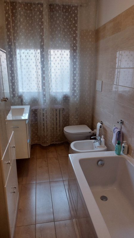 In zona interna al quartiere proponiamo luminoso appartamento al primo piano composto da soggiorn...