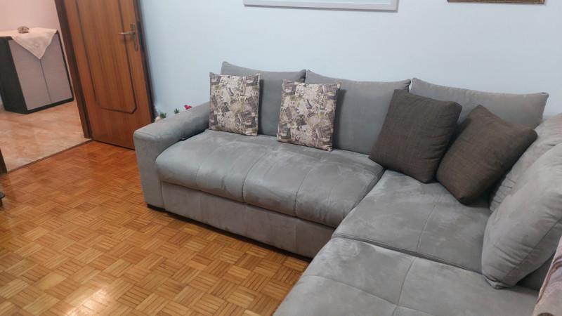 In zona interna al quartiere proponiamo luminoso appartamento al primo piano composto da soggiorn...