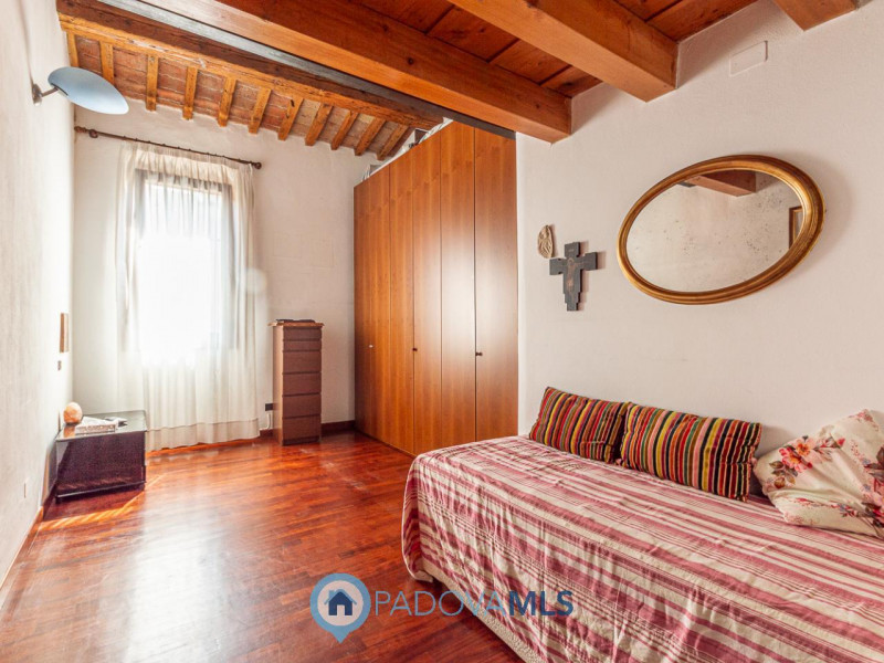 Immobile in esclusiva al Gruppo Padova MLS
Situato nel cuore pulsante del Centro Storico di Padov...