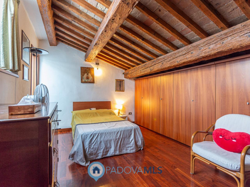 Immobile in esclusiva al Gruppo Padova MLS
Situato nel cuore pulsante del Centro Storico di Padov...