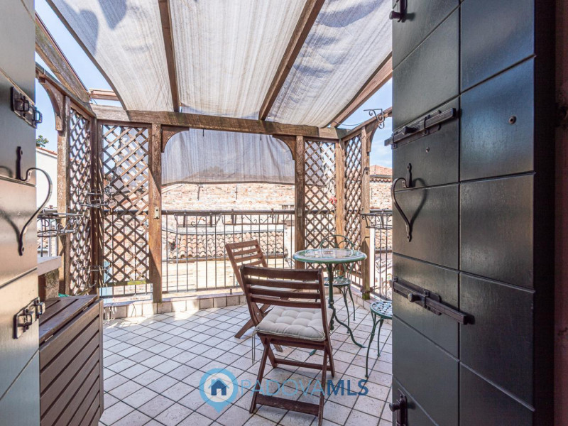 Immobile in esclusiva al Gruppo Padova MLS
Situato nel cuore pulsante del Centro Storico di Padov...