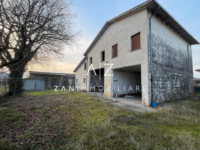 Proponiamo una splendida casa singola situata nel cuore della tranquilla zona di Salvarosa, a Cas...