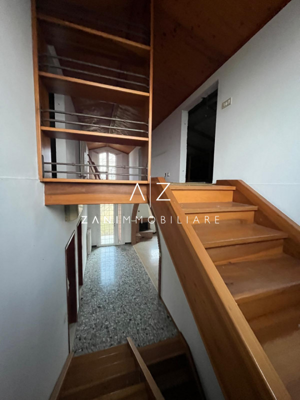 Proponiamo una splendida casa singola situata nel cuore della tranquilla zona di Salvarosa, a Cas...