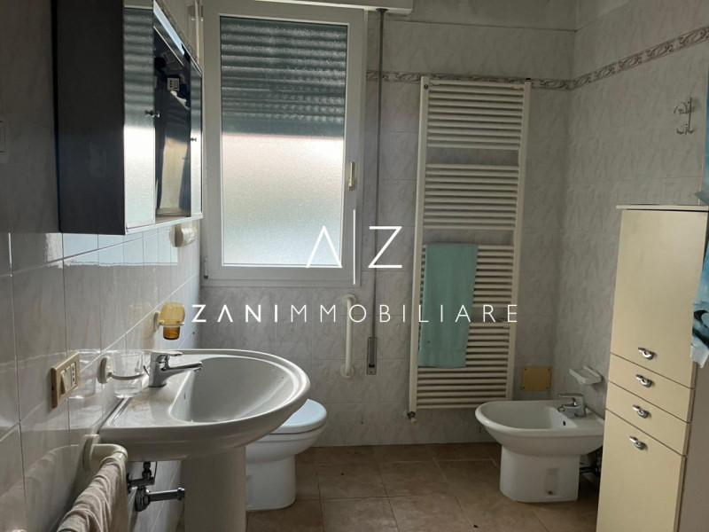 Proponiamo una splendida casa singola situata nel cuore della tranquilla zona di Salvarosa, a Cas...