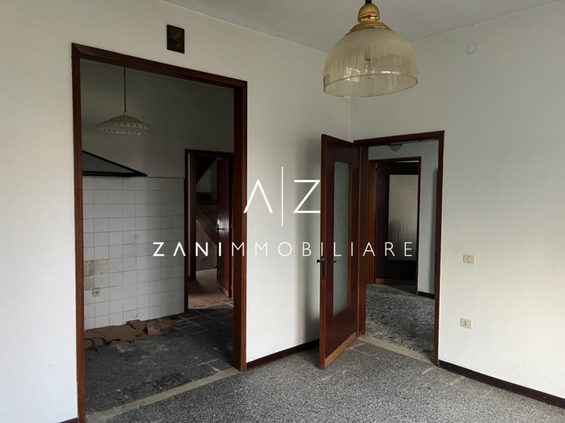 Proponiamo una splendida casa singola situata nel cuore della tranquilla zona di Salvarosa, a Cas...