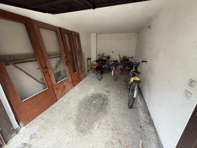 IMMOBILE A REDDITO Ponte 4 Martiri: In zona molto comoda alla via principale e all'argine, appart...