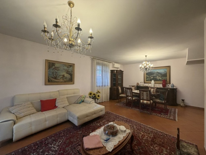 Nella frazione di Peraga:Proponiamo interessante ed ampia porzione di bifamiliare, posta in uno d...