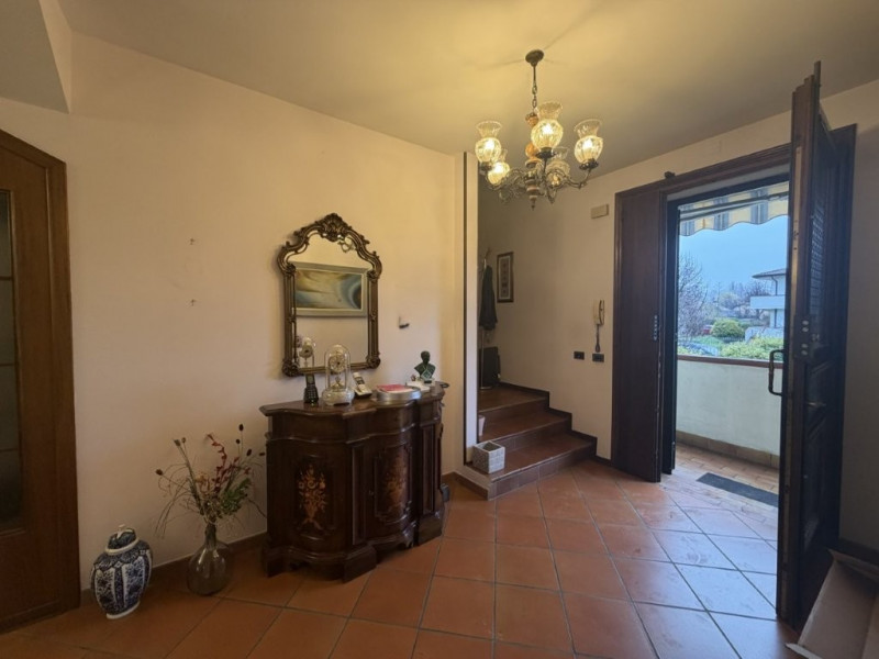 Nella frazione di Peraga:Proponiamo interessante ed ampia porzione di bifamiliare, posta in uno d...