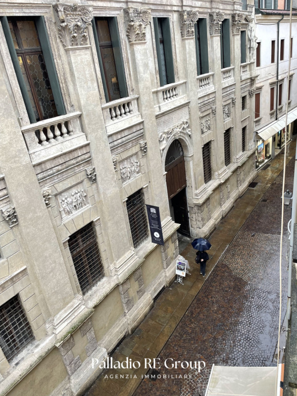Scoprite un'affascinante opportunità nel centro storico di Vicenza, dove la storia incontra il co...