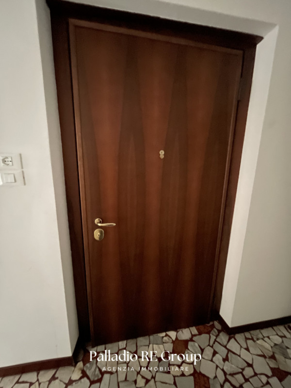 Scoprite un'affascinante opportunità nel centro storico di Vicenza, dove la storia incontra il co...