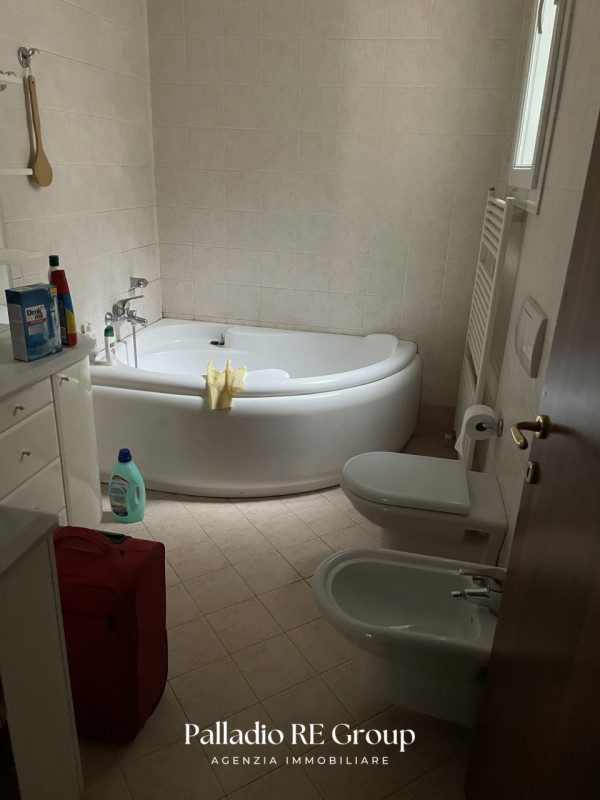 Scoprite un'affascinante opportunità nel centro storico di Vicenza, dove la storia incontra il co...