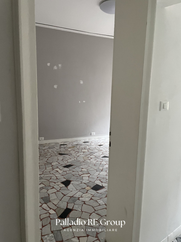 Scoprite un'affascinante opportunità nel centro storico di Vicenza, dove la storia incontra il co...