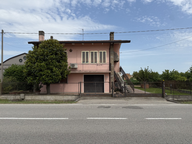 COMPOSIZIONE:
Proponiamo in vendita una casa singola con spazio esterno, scoperto e magazzino. Si...