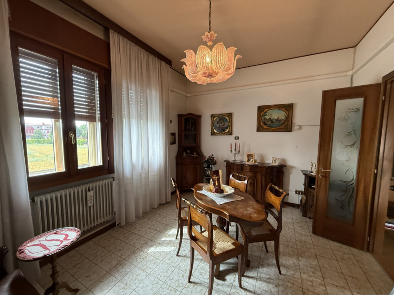 COMPOSIZIONE:
Proponiamo in vendita una casa singola con spazio esterno, scoperto e magazzino. Si...