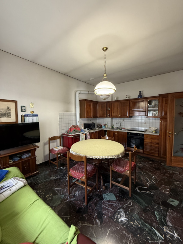 COMPOSIZIONE:
Proponiamo in vendita una casa singola con spazio esterno, scoperto e magazzino. Si...