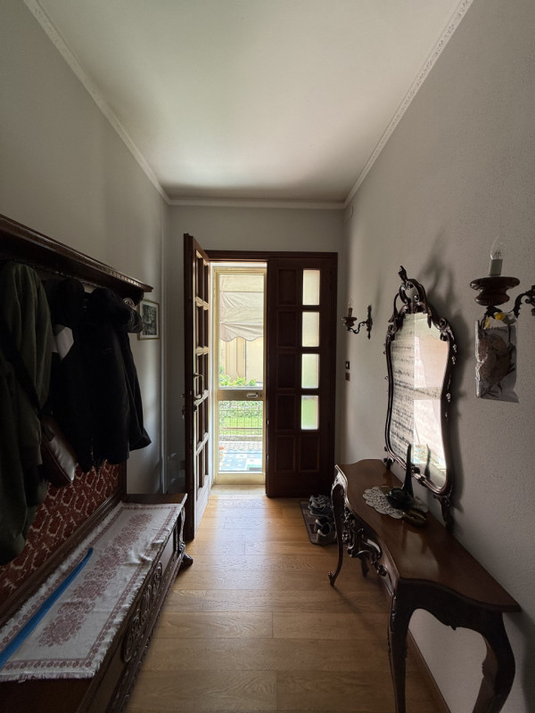 COMPOSIZIONE:
Proponiamo in vendita una casa singola con spazio esterno, scoperto e magazzino. Si...