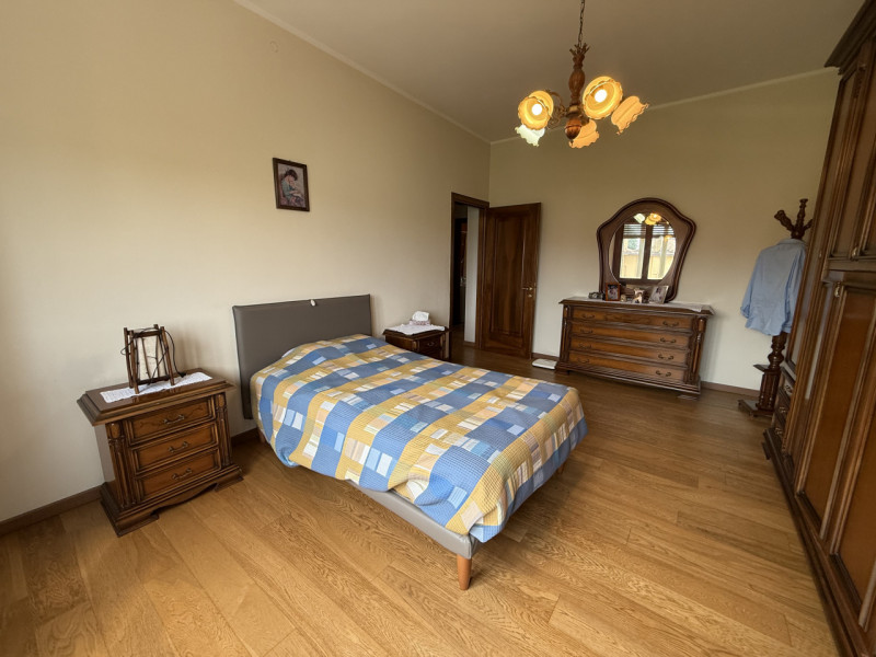 COMPOSIZIONE:
Proponiamo in vendita una casa singola con spazio esterno, scoperto e magazzino. Si...