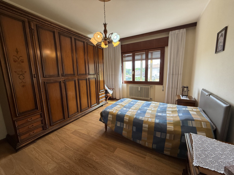 COMPOSIZIONE:
Proponiamo in vendita una casa singola con spazio esterno, scoperto e magazzino. Si...