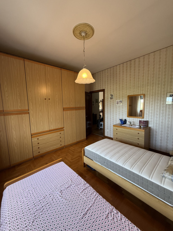 COMPOSIZIONE:
Proponiamo in vendita una casa singola con spazio esterno, scoperto e magazzino. Si...