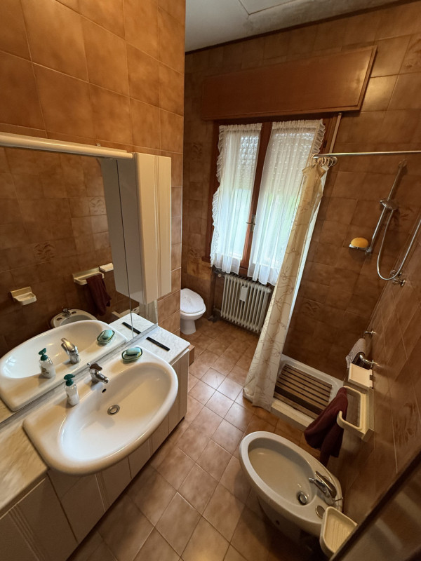 COMPOSIZIONE:
Proponiamo in vendita una casa singola con spazio esterno, scoperto e magazzino. Si...